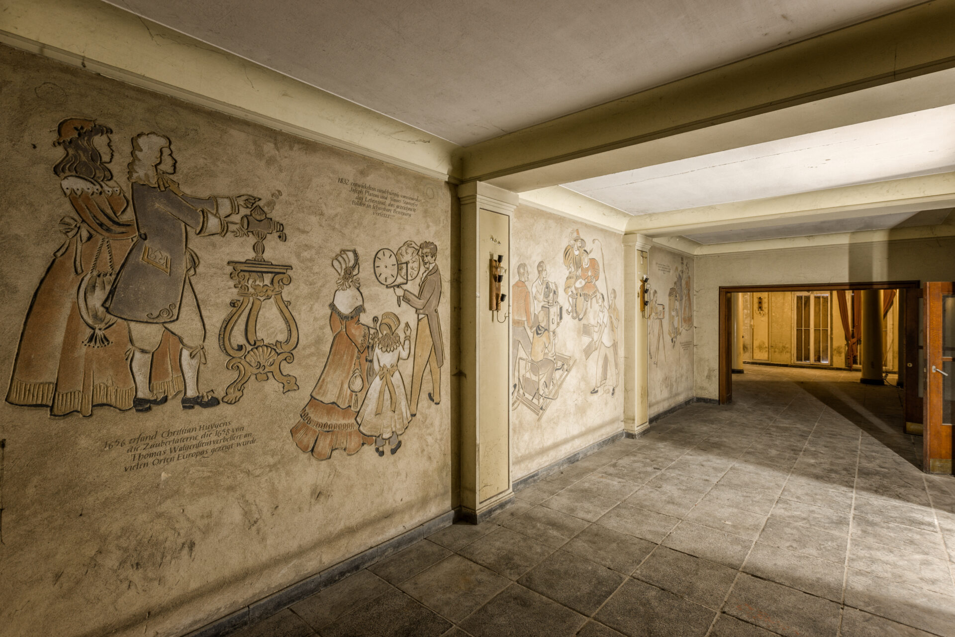 Auf dem Weg vom Foyer in den großen Saal findet man Wandmalereien, die die Geschichte des Films erzählen.