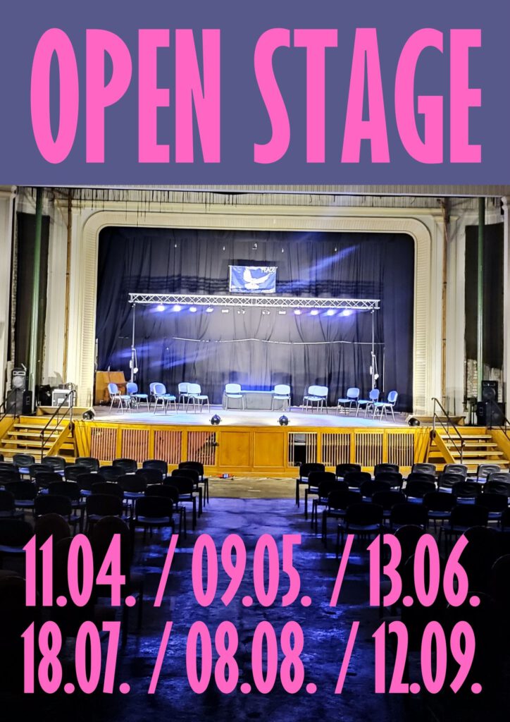 Flyervorderseite für die Open Stage mit den Terminen 2025 mit Blick durch den Saal auf die illuminierte Bühne